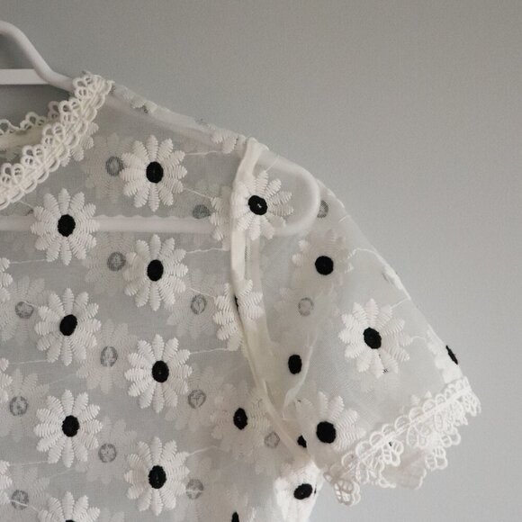 Shein Women's Sz XS White Embroidered Daisy Mesh Short Sleeve Cropped Lace Top - Picture 5 of 10